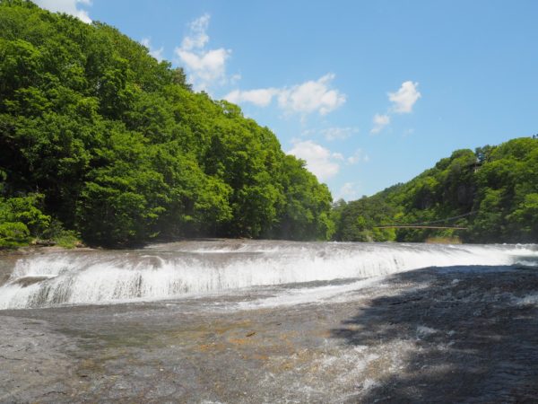 吹割の滝を正面からみた写真です