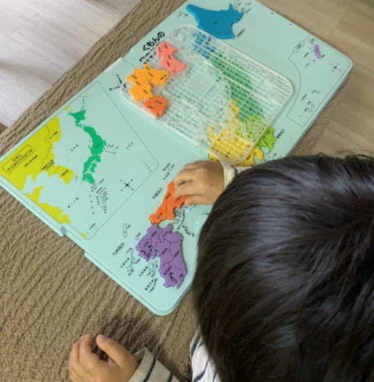 4歳の息子が地図パズルに集中している写真です