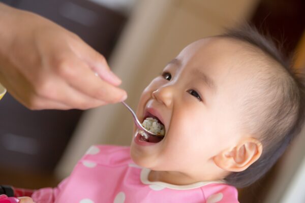 赤ちゃんが食事を食べている写真です